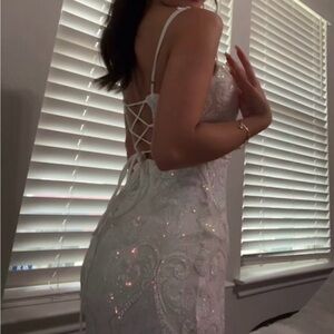 Hello, I’m selling my daughter’s prom dress. It’s only been worn once